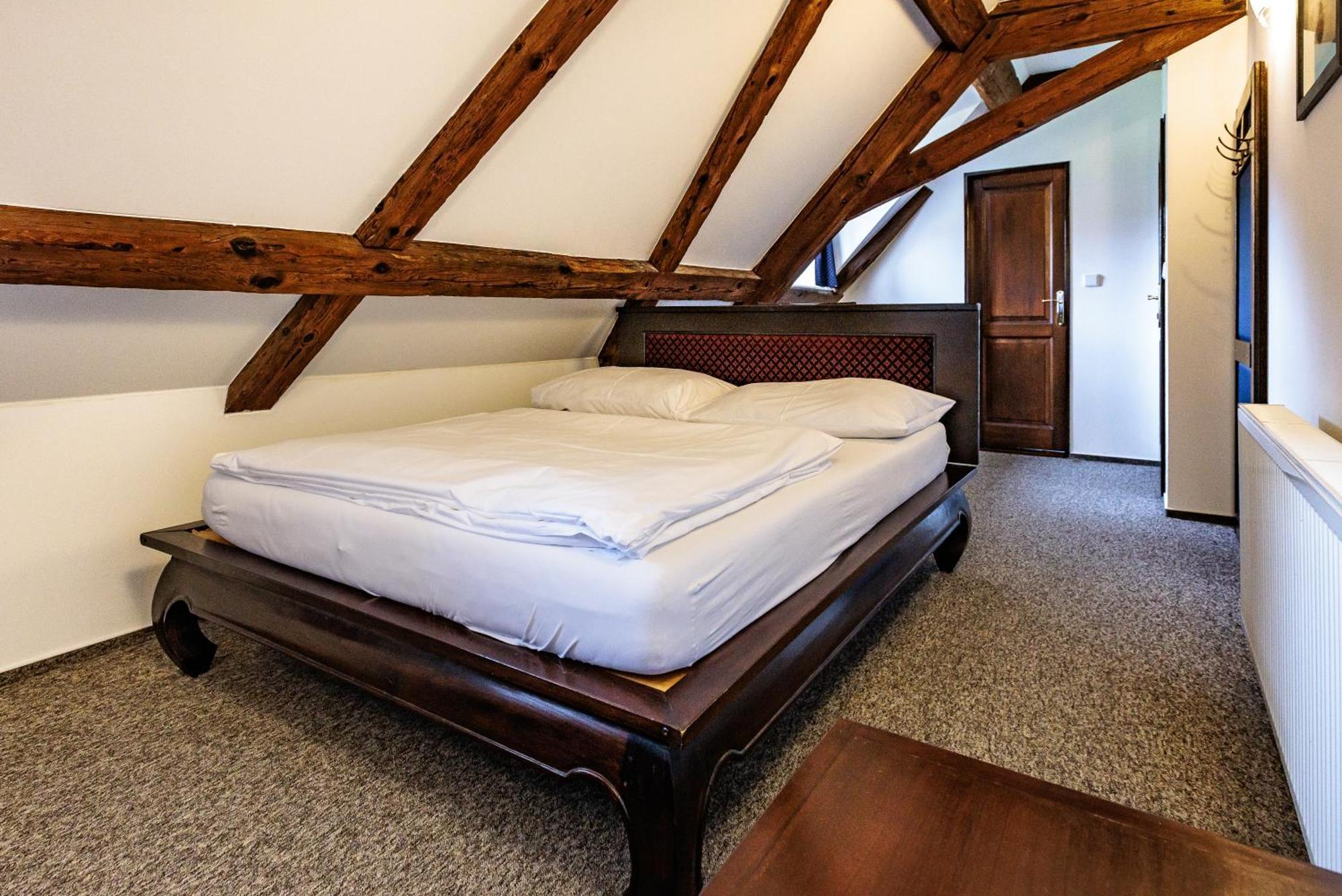 Barokni Spejchar Hotel Tlucna Ngoại thất bức ảnh